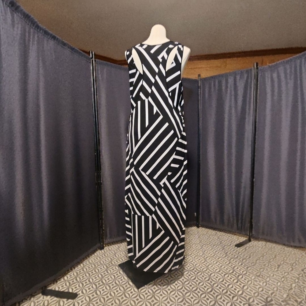 Black and White Striped Maxi Dress - Picture 3 of 4